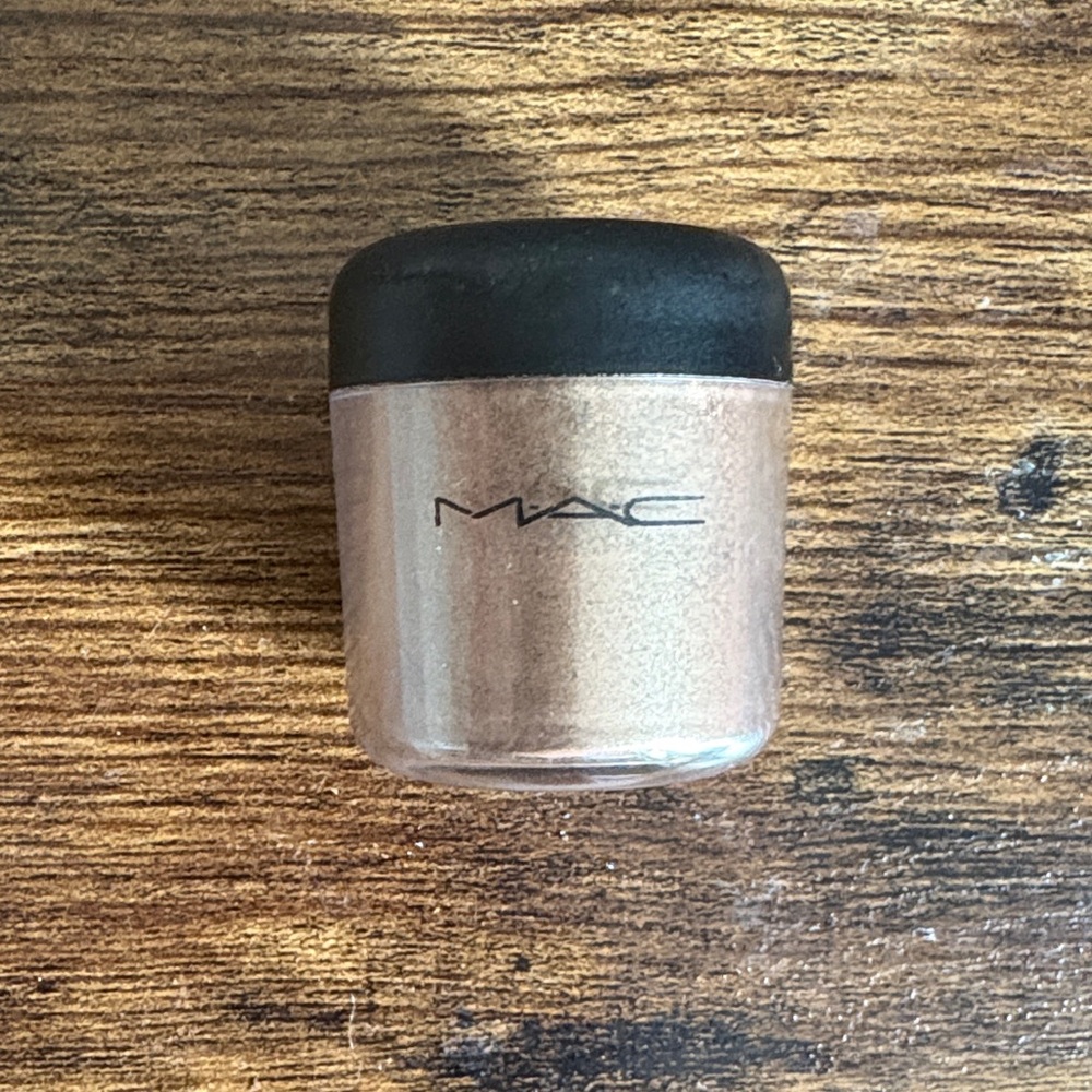 MAC Pigment- COCOMOTION- Shimmery Champagne Beige